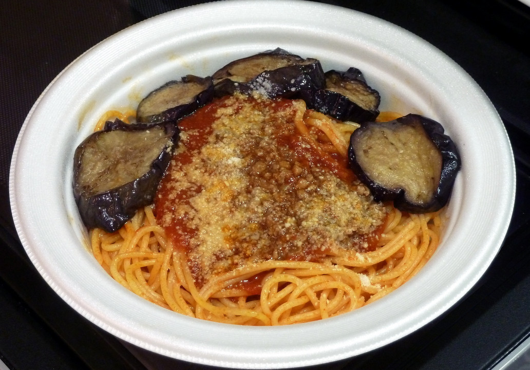 セブンイレブン 旬のナスと挽肉のピリ辛トマトスパゲティ