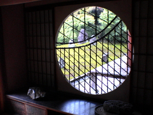 円い障子窓から見える光明院の庭