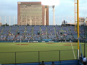 神宮球場、東京ヤクルト−東北楽天交流戦の試合開始前