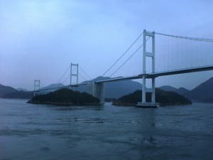 日の出前の来島海峡大橋