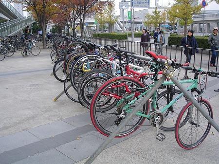 駐輪場に並ぶ自転車の数々