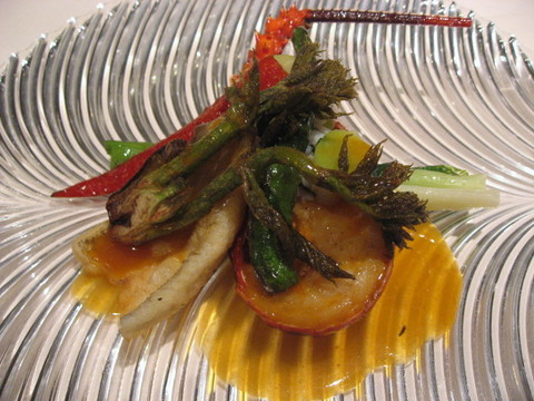 和歌山県熊野灘産・伊勢エビのポワレ　浜松産・ミニポワロー葱をあしらって　甲殻類の美味しさたっぷりのアメリケーヌソース