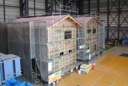 伝統的木造軸組構法住宅の振動台公開実験
